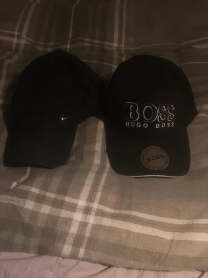 Hugo boss keps (får med Nike kepsen på köpet) - Jag säljer min Hugo boss keps för att jag använder den inte. Jag köpte den och sen har den bara legat