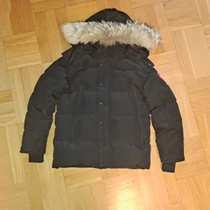 Canada goose wyndham - Säljer en helt ny/oanvänd canda goose wyndham parka. Den är i stl S men dom är stora i storleken så passar S/M. Pälsen på luvan är avtagbar och själva luvan är också avtagbar. Man får med en dustbag till jackan, alla tags är kvar. Pris kan diskuteras.