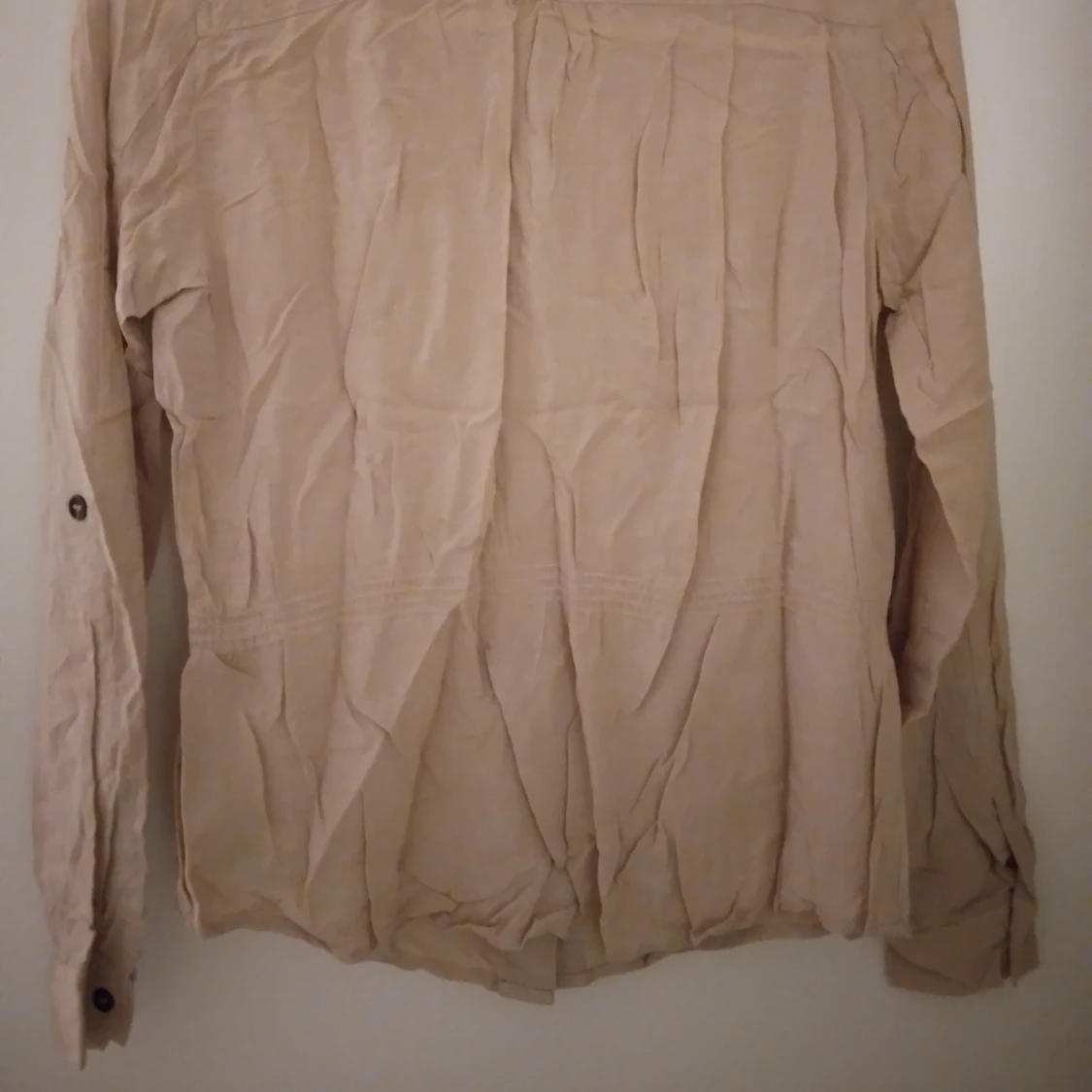 Beige snygg blus. Strk: 34. Material: Viskos. Felfri. - 2