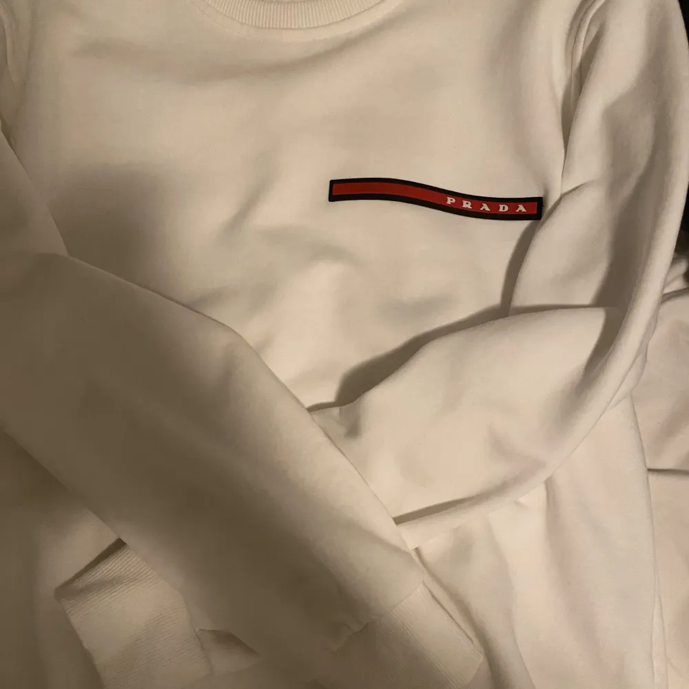 En riktigt fin Prada sweatshirt i storlek M som knappt har använts. Lite rosa vid krage  Pris går att diskutera vid snabb affär!. Hoodies.