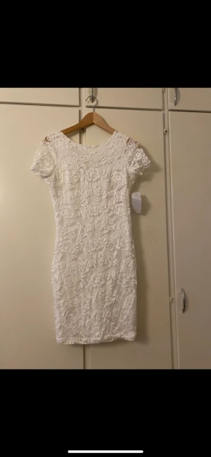 Vit klänning  - Vit 