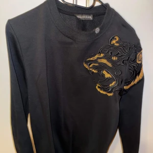 Philipp Plein Tröja - Philipp Plein Tröja Svart med fett tryck (S-M)