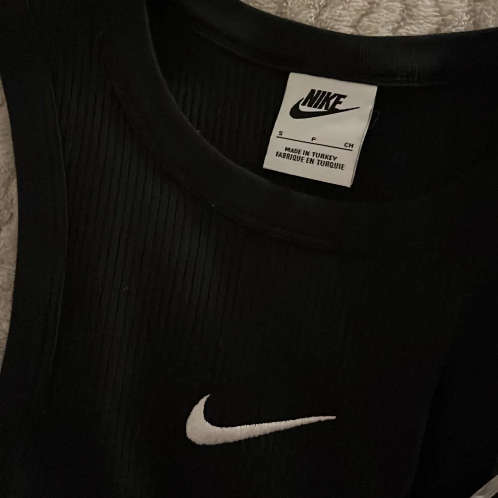 Helt oanvänt nytt linne från Nike Säljes då det tyvärr inte passar  *Stor i storleken  Pris kan sänks vid en snabb affär priset vid snabb affär . Toppar.