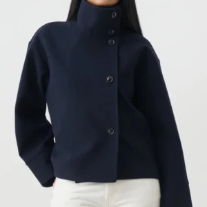 Navy kappa  - En skitsnygg kappa från Gina i färgen navy, nästan aldrig använd då jag köpt en annan jacka☺️