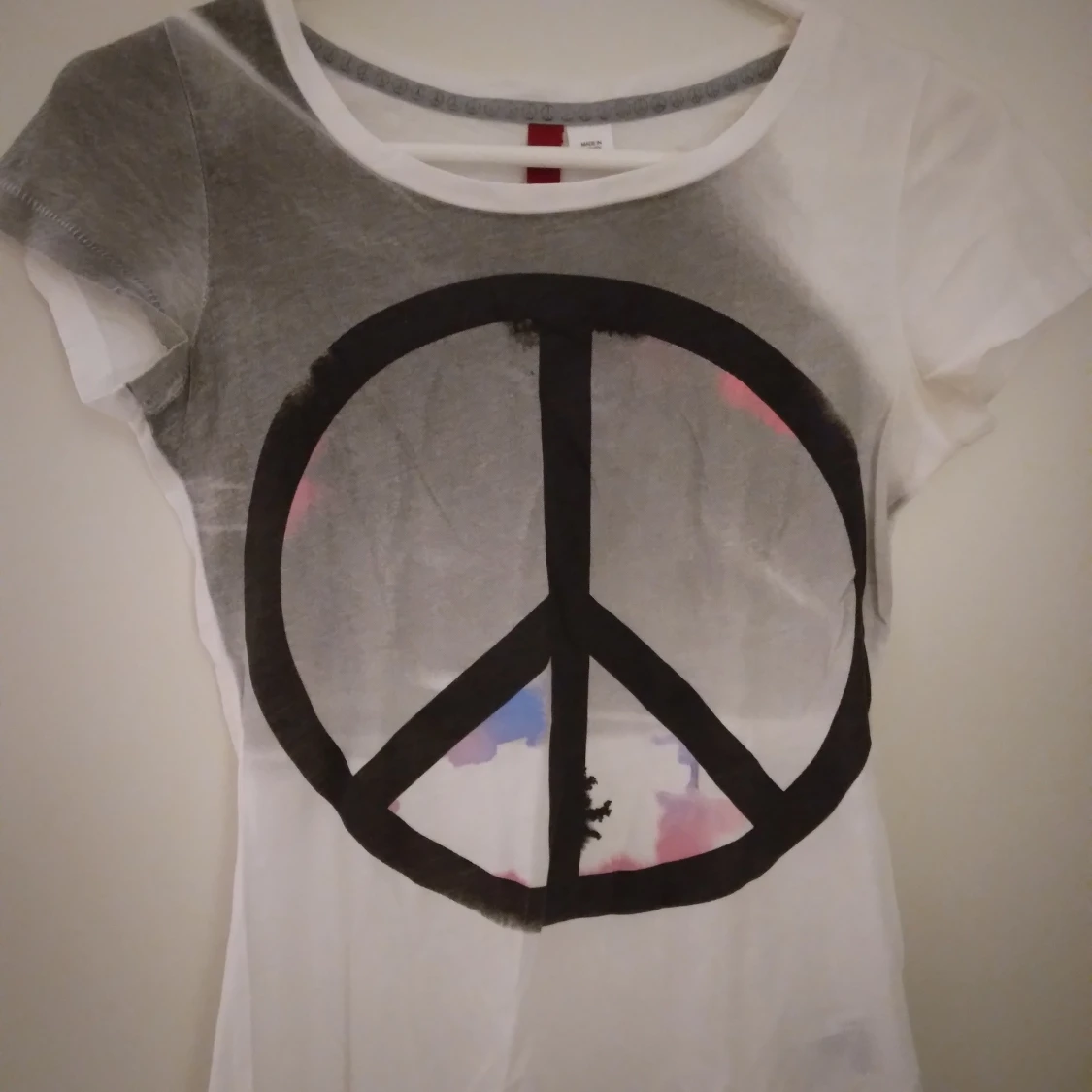 Vit kortärmad topp / T-shitt med stort Peace märke. Strlk: XS. Bomull, viskos? Felfri.