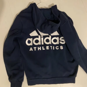 kofta - säljer en adidas kofta som är väl använd men fortfarande i bra skick, mörkblå