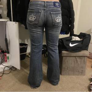 Intressekoll på mina Victoria Beckham jeans, strl 28/32 längd cirka 82 cm och midjebredd cirka 72 cm, kom med bud💕