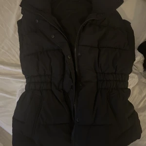 Jacka/väst - Varm väst-jacka i strl S från Gina tricot. Knappt använd
