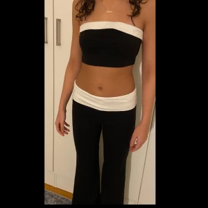 yk2 sett  - Säljer ett två delat sätt från shein. Fick hem paketet igår men settet var alldeles för litet. Settet är i storlek xs petite och passar folk under 160. Jag köpte settet för 179kr men säljer båda delarna för 100kr. Köpare står för frakt. 