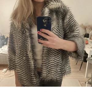 Pälsjacka  - Super varm pälsjacka med Trekvartsärmar ❤️