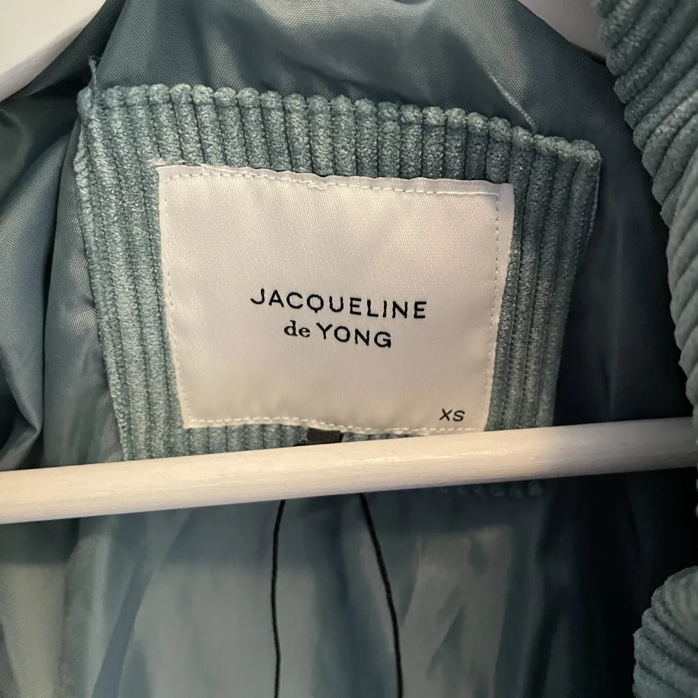 Använd en gång. Ifrån Jacqueline de Yong, storlek XS . Jackor.