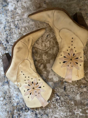 Cowboyboots med blomdetaljer - Coola cowboyboots med blommor, ganska låg klack och lagom spetsig tå. 