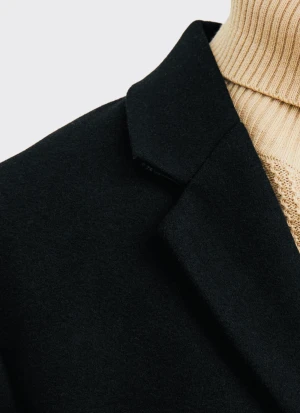 Kappa/coat - Ganska ny, använd få gånger.  Material: 55% polyester, 40% ull, 5% övriga fibrer Foder: 100% polyester Tyg: Filt Produktinformation Krage: Reverskrage Förslutning: Knapp Fickor: Istoppsfickor Mönster: Enfärgat Artikelnummer: JA222T1KM-Q11