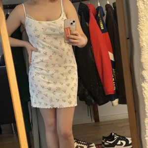 Söt klänning - Söt blommig lite kortare känning, ribbad, inga defekter! Står ingen storlek men tror det är S 