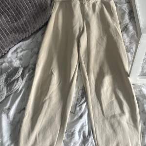 Mysiga beiga byxor som säljs pga garderobsränsning