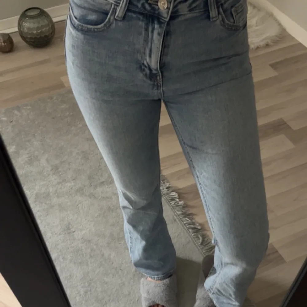 Säljer dessa snygga jeans som är i bra skick, de sitter som en smäck och är perfekta i längden för mig som är 168. . Jeans & Byxor.