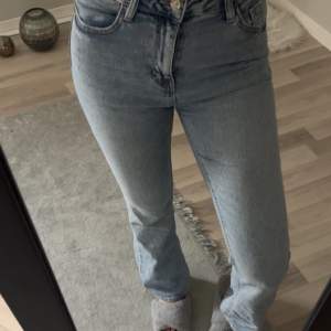 Säljer dessa snygga jeans som är i bra skick, de sitter som en smäck och är perfekta i längden för mig som är 168. 
