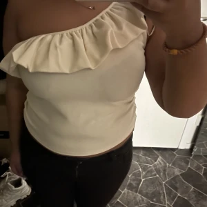 Volang topp - Volang off shoulder topp!! 