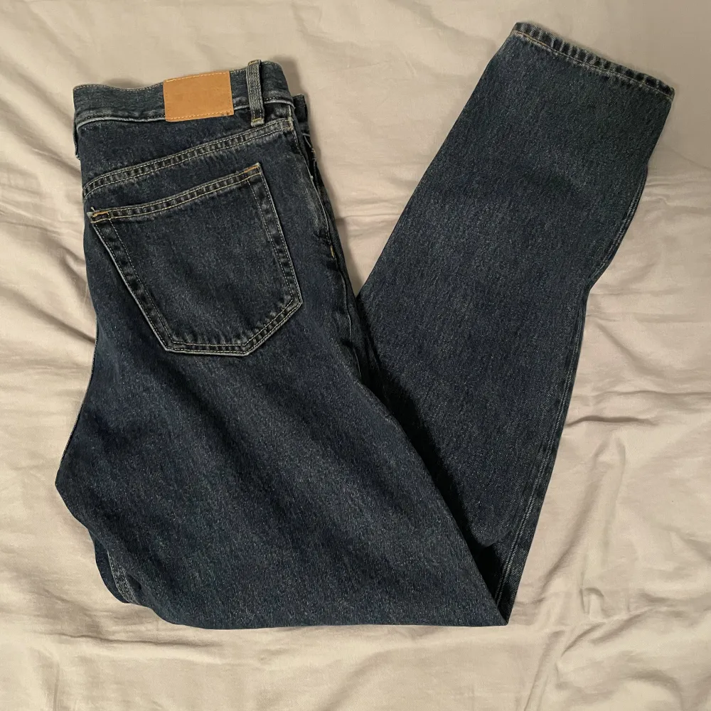 Mörkblå jeans från Weekday | Storlek: 29:32 - Skicket är väldigt bra använda en gång - Vårat pris: 329kr - Nypris: 599kr - Modellen är 180. Jeans & Byxor.