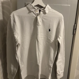 Polo Ralph lauren långärmad  - Knappt använd, skick 8/10. Storlek M. Nypris 1500 säljer för 700