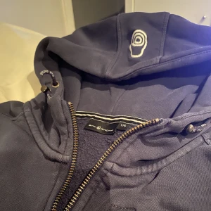 Sail racing zip  - Nu säljer jag min fina Sail racing tröja, skulle säga att den är 7/10 i kvalite. Inga hål eller liknande. Hör gärna av dig om du har frågor nypris 999kr