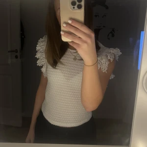 Topp med volang - säljer denhär jätte söta toppen från zara i storlek M men passar mig i Xs och skulle även passa S💕