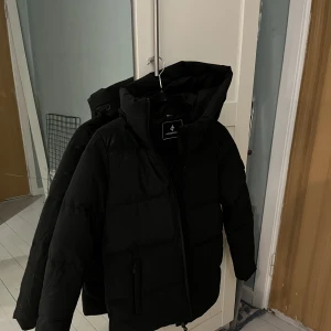 CrossSportWear vinterjacka  - Inköpt förra vintern men använd 2-3 gånger, topp fint skick Strl. XS Köptes för 1400kr