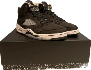 Jordan 5 - Jordan 5 moonlight (2021) Väldigt bra skick (9/10) nästan aldrig använda. Storlek 43 (9,5). Nypris runt 3100kr