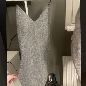 Glittrig klänning  - Tajt glittrig klänning från hm, använd förra nyår enbart. Storlek s, stretchigt material!