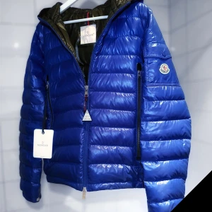Moncler jacka  - Riktigt snygg Moncler jacka!  (GALION GIUBBOTTO). Jackan är i storlek M/3 och köptes på NK för 9 999kr för 10 månader sedan. Den är alltså knappt använd och i perfekt skick. Har även sparat alla taggar. QR-kod finns att scanna i jackan. 