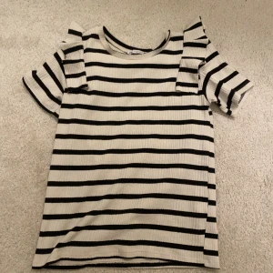 Randig Zara tröja volang  - Hej! Säljer denna tröja från zara som jag köpte för ungefär ett år sen. Inte speciellt använd och i bra skick🫶