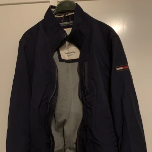 Tommy Hilfiger - Helt ny Tommy Hilfiger. Aldrig använd pris kan diskuteras 