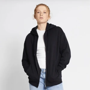 Zip up tröja - en mjuk och skön zip up tröja. andvänder inte och anses som helt ny. Skriv privat för fler bilder