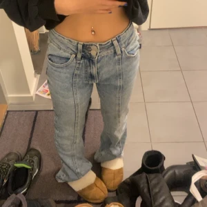 low waist jeans  - lågmidjade jeans från newyorker, väldigt fina! midjemått: ungefär 60cm, innerbenslängd: 73-74cm💕 säljer dom pga inte kommit till användning, använt de 2-3 gånger så i väldigt bra skick!