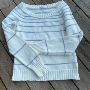 Anna Holtblad stickad vit tröja med ljusblå ränder. 100% bomull.  Bra skick i storlek S.