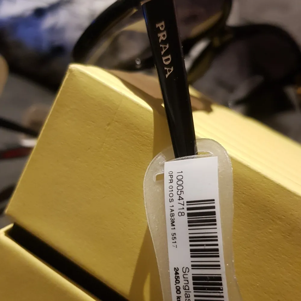Hejhej! Passa på och köp ett par äkta prada brillor! Köpes efter en visning för 2450;- kr. Mitt pris? 800;- Äkta? Självklart, kolla upp serienumret om ni är osäkra!. Asusteet.