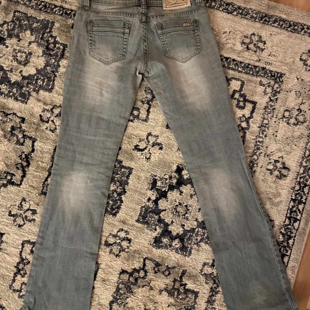 Säljer dessa galet snygga Lågmidjade jeans som tyvärr är för små för mig 💗 köpta secondhand, använd gärna köp nu!! Midja: 34 tvärs över, innerbensläng 84 💗. Jeans & Byxor.