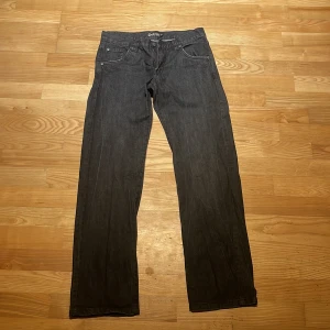 Lågmidjade jeans - Säljer mina Mörkgrå lågmidjade jeans sitter straight 