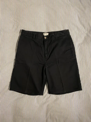 Svarta Weekday Ross Shorts - Wide-leg shorts, bra skick, inga täcken på slitage, använda några gånger.