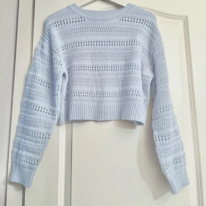 Ljusblå stickad tröja - Jättefin ljusblå pointelltröja som passar xs-s, endast använd vid 2 tillfällen