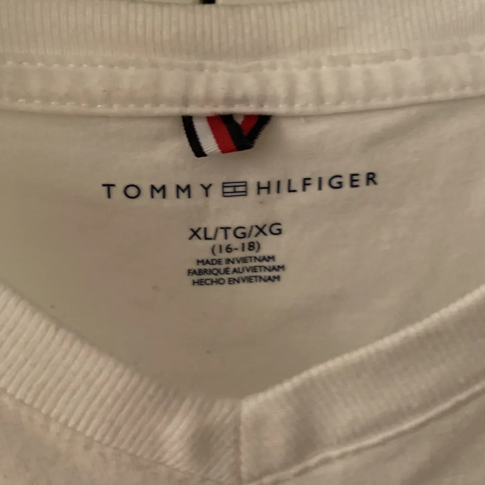 Vit Tommy Hilfiger t shirt. Köpt i usa. Står xl i men är verkligen mer som en M. T-shirts.