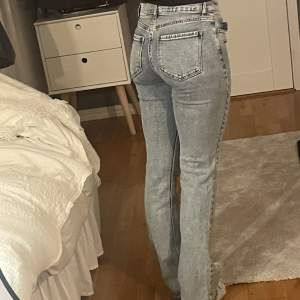 Så snygga lågmidjade jeans ifrån USA, så svårt att få tag i och köpte dessa för ca 900 svenska kr. Jättesnygga och stretchiga jeans, passar perfekt till allt!🩵 Svårt att se på bilden men jeansen är ljusblå/grå.