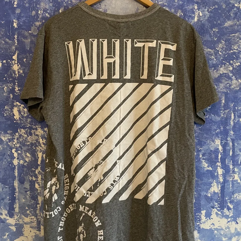 Väldigt snygg Off-White T-shirt som är från Virgil Ablohs kollektion Meadow heights. Storlek M men ganska stor i storleken. Skriv om ni har minsta frågan eller intresse . T-shirts.