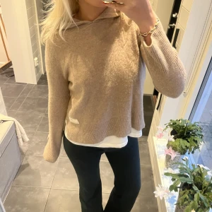 Cashmere hoodie - Stickad hoodie i 100% cashmere ull från odd Molly. Storlek 1 