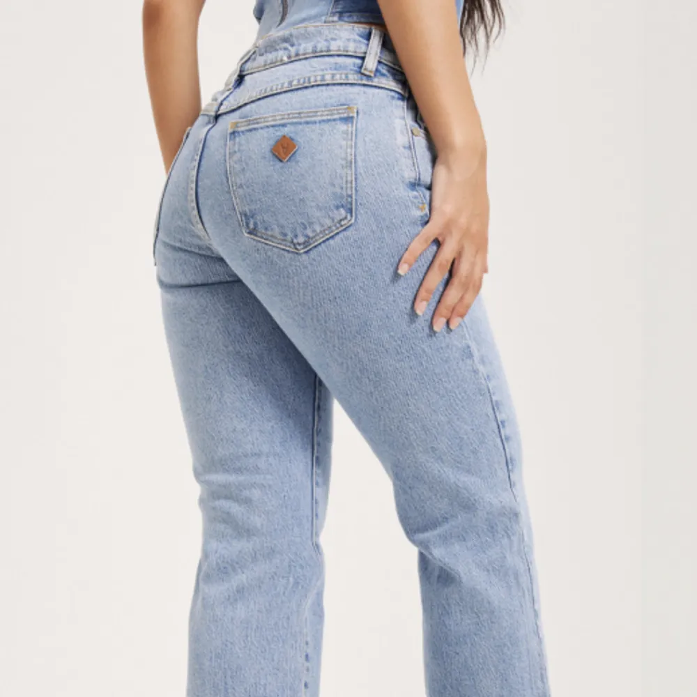 Säljer mina abrand jeans i modellen low boot då de är lite för långa för mig. Jag köpte dem i maj men jag har aldrig använt dem. Priset kan diskuteras, köparen står för frakten.🥰  . Jeans & Byxor.