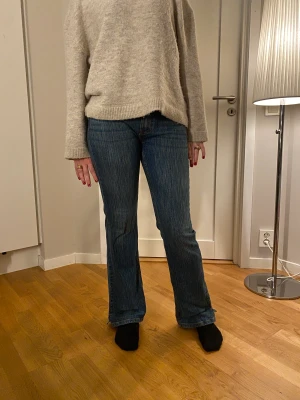 Lågmidjade mörkblå jeans - Dessa skitsnygga mörkblå lågmidjade jeans från brandy i storlek S/M!! Så snygga mönsterdetaljer på jeansen😍 Modellen är ca 167 för referens 🥰🥰💖