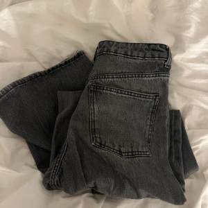 Jeans från Zara, Använda en gång så som helt nya. Skriv privat för egna bilder, priset är alltid diskuterbart❤️ är 165 ungefär