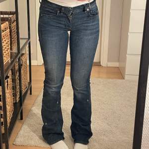 Lågmidjade bootcut jeans från G-star Raw🩷 köpta på second hand men aldrig använda och är i jättefint skick! Innerbenslängd: 86cm Midjemått rakt över: 34 (de är stretchiga) Midjemått runt: 82cm Kolla gärna in mina andra jeans som jag säljer🫶🏼
