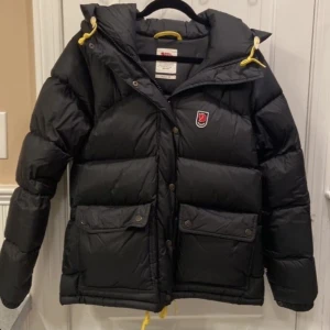 Fjällräven jacka  - Säljer min fina fjällräven jacka! Köpte förra året och är knappt använd. Är i modellen Expedition down Lite. Den tjockare modellen. Nypris: 7000 Mitt pris: 3000 Svart, Xs, dam.  Har några små defekter 💕