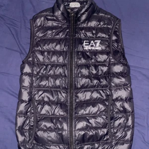 Empiro Armani Väst - Sprillans ny EA7 väst. Har aldrig använt. Säljer för den passar inte mig. 